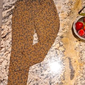 Womens pullon cropped pants size S. Zip pockets in front/slit pkts on back